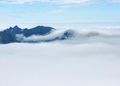 Dòng suối mây trên đinh Fansipan